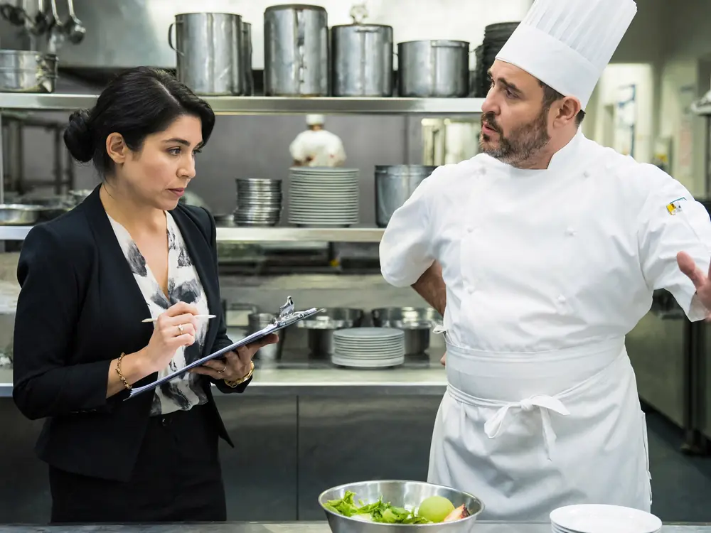 Consultora de SCCAB auditando la cocina junto al chef
