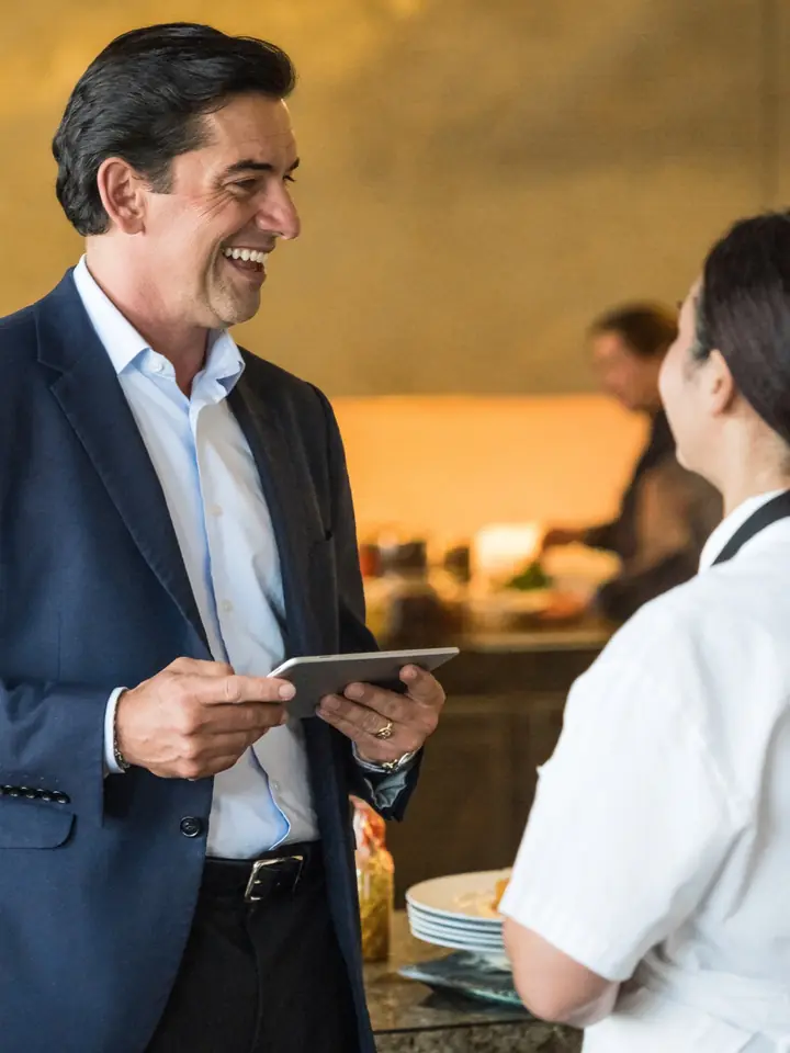 Consultor de SCCAB trabajando con una chef en la cocina de un restaurante