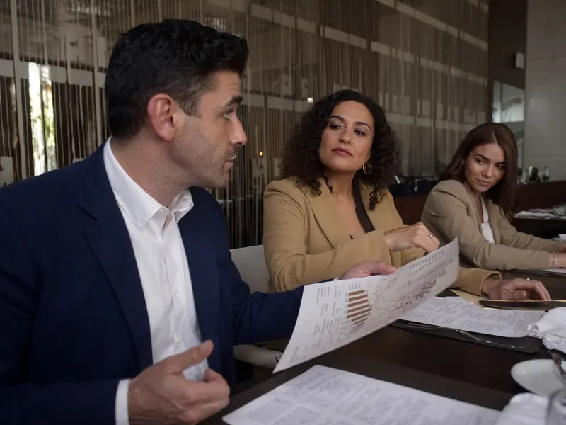 Equipo de consultores de SCCAB analizando reportes de costos en un restaurante